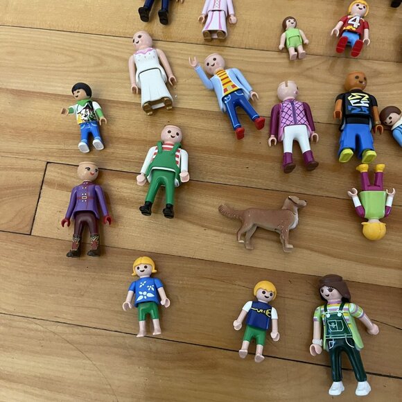 Lot Of 33 Playmobil Figures, Police, kids, dogs, toys - Picture 5 of 5